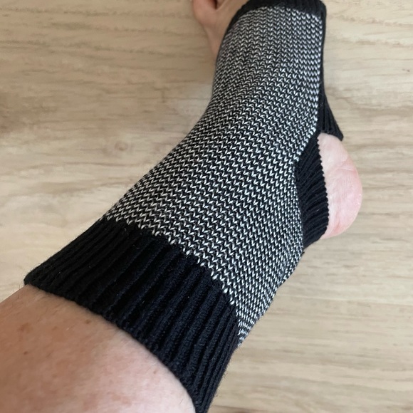 Lululemon dance sock new - Picture 2 of 5